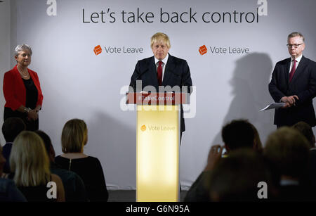 (De gauche à droite) Gisela Stuart, Boris Johnson Michael Gove et tenir une conférence de presse au Brexit AC à Westminster, Londres, après que David Cameron a annoncé qu'il va quitter en tant que premier ministre en octobre à la suite d'une humiliante défaite dans le référendum qui s'est terminée par un vote pour la Grande-Bretagne à quitter l'Union européenne. Banque D'Images