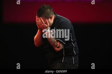 Michael Smith réagit lors de son match contre Phil Taylor pendant le huitième jour du Championnat du monde des fléchettes Ladbrokes à Alexandra Palace, Londres. Banque D'Images