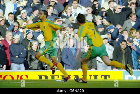 Leon McKenzie, de Norwich City, chassé par Phil Mulryne (No 7), célèbre les scores contre Ipswich Town, lors de leur match national de la division un à Portman Road, Ipswich. PAS D'UTILISATION DU SITE WEB DU CLUB OFFICIEUX. Banque D'Images