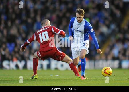 Andrew Shinnie de Birmingham City (à droite) est abordé par Henri Lansbury (à gauche) de Nottingham Forest lors du match de championnat Sky Bet à St Andrews, Birmingham. Banque D'Images