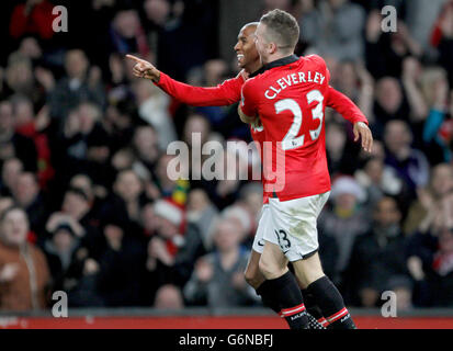 Ashley Young (à l'arrière) de Manchester United célèbre son troisième but avec son coéquipier Tom Cleverley Banque D'Images