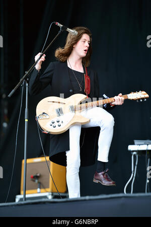 Tom Ogden de fleurs en live sur l'autre scène du festival de Glastonbury, à la ferme digne dans le Somerset. Banque D'Images