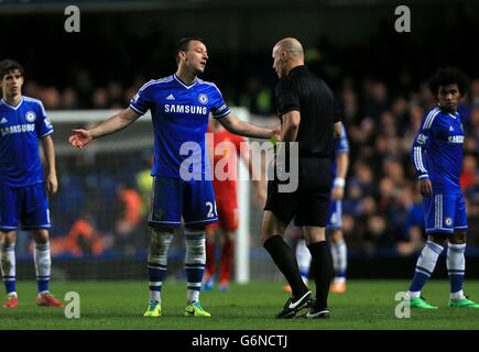 L'arbitre Howard Webb (à droite) montre la carte jaune à Chelsea's. John Terry (à gauche) après avoir attrapé Joe Allen de Liverpool avec un coude Banque D'Images