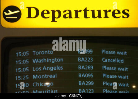 Surveillance des départs de vols à l'aéroport de Londres Heathrow, où le vol BA223 à destination de Washington a été annulé pour des raisons de sécurité pour la deuxième journée consécutive.À la Saint-Sylvestre, le même vol a été gardé sur la piste pendant trois heures après l'atterrissage à l'aéroport international de Washington-Dulles afin de permettre aux agents de sécurité de monter à bord de l'avion et de poser des questions aux passagers. Banque D'Images