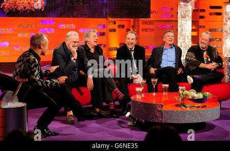 Graham Norton, John Cleese, Terry Jones, Eric Idle, Michael Palin et Terry Gilliam pendant le tournage du spectacle Graham Norton de la Saint-Sylvestre, aux London Studios, dans le sud de Londres, devant être diffusé sur BBC One mardi soir. Banque D'Images