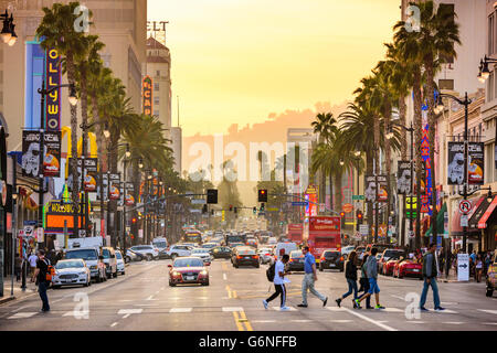 Le trafic et les piétons sur Hollywood Boulevard au crépuscule à Los Angeles, Californie, USA. Banque D'Images