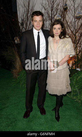 L'acteur Ewan McGregor avec sa femme Eve arrive à la première de célébrité de gala au Royaume-Uni de son dernier film Big Fish, au Warner Village, Leicester Square, dans le centre de Londres. Banque D'Images