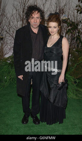 Le réalisateur Tim Burton et son partenaire, l'actrice Helena Bonham carter, arrivent à la première célèbre de leur dernier film Big Fish, au Warner Village de Leicester Square, dans le centre de Londres. Banque D'Images