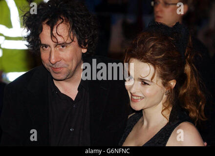 Le réalisateur Tim Burton et sa partenaire Helena Bonham carter arrivent à la première de célébrités de gala au Royaume-Uni de son dernier film Big Fish, au Warner Village, Leicester Square, dans le centre de Londres. Banque D'Images