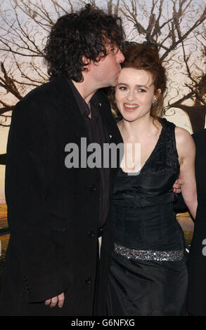 Le réalisateur Tim Burton et l'actrice Helena Bonham carter arrivent à la première de célébrités de gala au Royaume-Uni de leur dernier film Big Fish, au Warner Village, Leicester Square, dans le centre de Londres. Banque D'Images