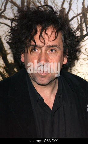 Le réalisateur Tim Burton arrive à la première de son dernier film Big Fish, au gala britannique, au Warner Village, Leicester Square, dans le centre de Londres. Banque D'Images