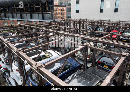 La structure de stationnement de plusieurs étages, NYC Banque D'Images