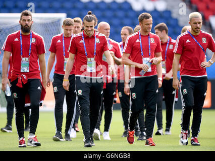 Pays de Galles' Gareth Bale (centre gauche) avec des coéquipiers comme l'équipe inspecter le terrain au Parc des Princes, Paris. Banque D'Images