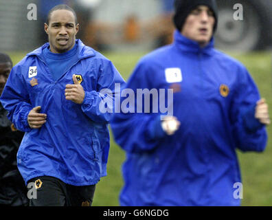 Paul Ince, capitaine de Wolverhampton Wanderers (à gauche), pendant l'entraînement avant de jouer à Liverpool en FA Barclaycard Premiership au terrain d'entraînement de Compton, Wolverhampton. Banque D'Images