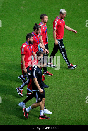 (Gauche-droite) Wales' Chris Gunter, Joe Ledley, Gareth Bale, Andy King et Aaron Ramsey lors d'une visite au Parc des Princes, Paris. Banque D'Images