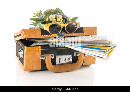 Valise en cuir marron avec des cartes chapeau et des lunettes pour les destinations de voyage isolated on white Banque D'Images
