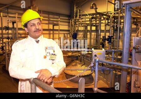 Dipesh Shah, directeur général de l'autorité de l'énergie atomique UKAEA-UK, dans la zone des réservoirs de boues lors de la visite officielle/ouverture de la nouvelle usine de traitement des effluents liquides de bas niveau de 7.5 millions de livres à l'établissement nucléaire de Dounreay, Caithness. Banque D'Images