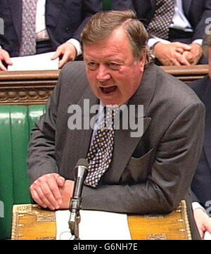 Le chef du Parti conservateur, Michael Howard (à gauche) observe que l'ancien chancelier Kenneth Clarke ouvre le débat de la Chambre des communes sur la réforme de la fonction publique pour les conservateurs. M. Clarke n'est pas membre de l'équipe de premier plan de M. Howard, mais il fait partie de son conseil consultatif des «sages». Banque D'Images