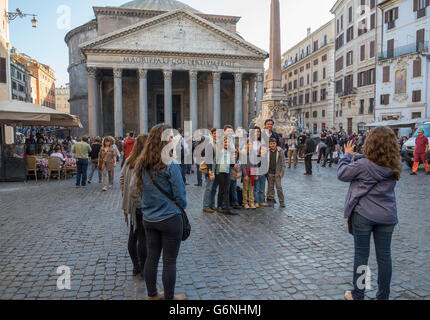 Dans touristst avant du Panthéon, Piazza della Rotonda Banque D'Images