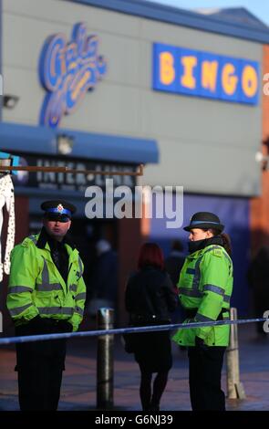 La police sur les lieux où une femme de 56 ans et son fils ont été abattus lors d'une attaque ciblée à l'extérieur de la salle de bingo Gala à Harpurhey, Manchester. Banque D'Images