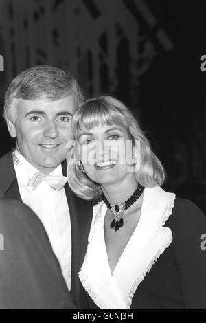 Alexandra Bastedo et Peter Marshall, présentateurs du concours Miss Royaume-Uni au Grosvenor House Hotel à Londres. Le gagnant, les yeux de Kirsty Roper n'étaient pas les seules choses qui étaient bleues - la télévision indépendante a plus tard reçu plusieurs plaintes de spectateurs qui ont entendu Miss Bastedo jurer en présentant l'un des concurrents. Banque D'Images