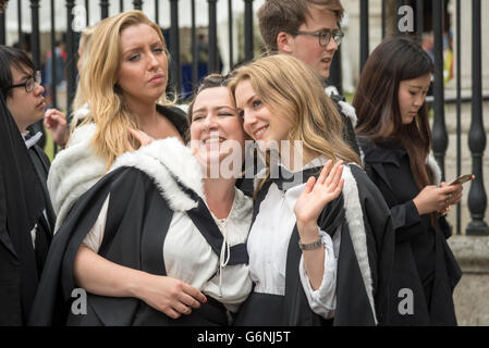 Les étudiants de l'Université de Cambridge qui participent à une cérémonie de remise de diplômes Cambridge UK Banque D'Images