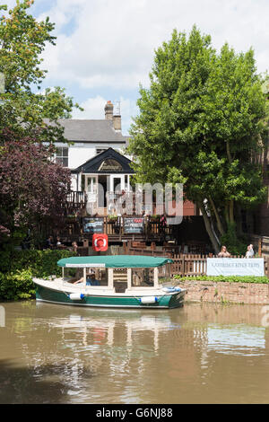 Le jardin arrière du Boathouse pub sur la rivière Cam Cambridge UK avec boatrips Banque D'Images