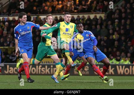 Soccer - Barclays Premier League - Norwich City / Hull City - Carrow Road.Gary Hooper (au centre) de Norwich City et Maynor Figueroa (à droite) de Hull City se battent pour le ballon Banque D'Images