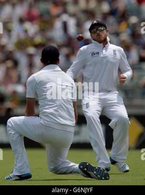 James Anderson (à gauche) et Ian Bell (à droite), en Angleterre, ne parviennent pas à prendre une prise de George Bailey (non représenté) en Australie au cours du quatrième jour du troisième test au WACA Ground, à Perth, en Australie. Banque D'Images