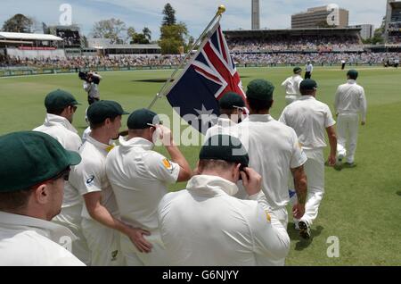 Les joueurs australiens prennent sur le terrain au cours du quatrième jour du troisième test au stade WACA, à Perth, en Australie. Banque D'Images