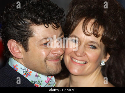 Andy Serkis et son épouse Lorraine Ashbourne arrivent pour la première britannique de Lord of the Rings : le retour du Roi dans le centre de Londres. Le troisième film de la trilogie Lord of the Rings - réalisé par Peter Jackson - est sorti le 17 décembre 2003. Banque D'Images