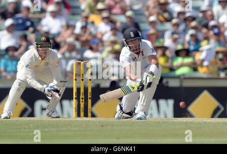 Kevin Pietersen, en Angleterre, chauve-souris au cours du quatrième jour du troisième test au stade WACA, à Perth, en Australie. Banque D'Images