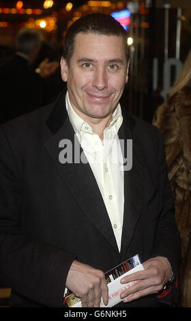 Jools Holland arrive pour la première britannique de Lord of the rings: The Return of the King dans le centre de Londres.Le troisième film de la trilogie Lord of the Rings - réalisé par Peter Jackson - est sorti le 17 décembre 2003. Banque D'Images