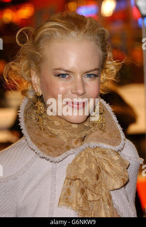 Nicole Kidman arrive pour la première de la Charité européenne royale d'Anthony Minghella's Cold Mountain à l'Odeon Leicester Square, dans le centre de Londres. Cold Mountain est installé pendant la guerre de Sécession américaine et Jude Law stars comme le soldat de la Confederate d'Aman, qui se bat pour rentrer chez lui à l'amant Ada, joué par Nicole Kidman. Banque D'Images