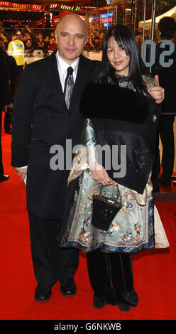 Le réalisateur Anthony Minghella et son épouse Carolyn Choa arrivent pour la première de la Charité royale européenne de son nouveau film Cold Mountain à l'Odeon Leicester Square, dans le centre de Londres. * Cold Mountain est placé pendant la guerre civile américaine et Jude Law étoiles comme l'Union, un soldat confédéré blessé luttant pour faire son chemin à la maison à l'amant Ada, joué par Nicole Kidman. Banque D'Images