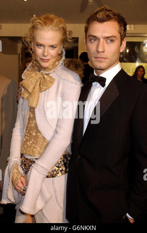 Jude Law et Nicole Kidman arrivent pour la première de la Charité européenne royale d'Anthony Minghella Cold Mountain à l'Odeon Leicester Square, dans le centre de Londres. * Cold Mountain est placé pendant la guerre civile américaine et Jude Law étoiles comme l'Union, un soldat confédéré blessé luttant pour faire son chemin à la maison à l'amant Ada, joué par Nicole Kidman. Banque D'Images