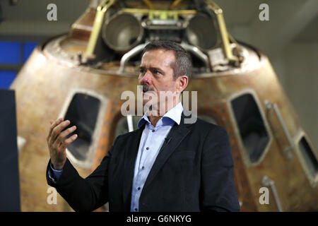 L'astronaute Chris Hadfield assiste à un appel photo devant la capsule Apollo 10 au Musée des sciences de Londres. Banque D'Images