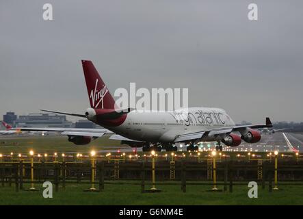 Un Boeing 747-400 Virgin Atlantic se prépare au décollage de l'aéroport de Gatwick dans le West Sussex, les pistes supplémentaires de Heathrow et Gatwick étant parmi les options proposées par la Commission des aéroports nommée par le gouvernement. Banque D'Images