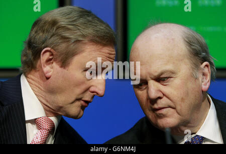 Taoiseach Enda Kenny TD (à gauche) et Michael Noonan TD, ministre des Finances, lors d'une conférence de presse à Dublin, dans le but d'annoncer les détails de la stratégie économique à moyen terme. Banque D'Images