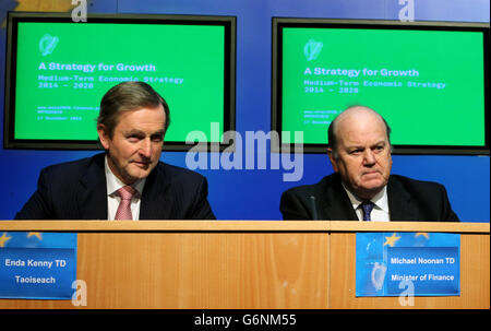 Taoiseach Enda Kenny TD (à gauche) et Michael Noonan TD, ministre des Finances, lors d'une conférence de presse à Dublin, dans le but d'annoncer les détails de la stratégie économique à moyen terme. Banque D'Images