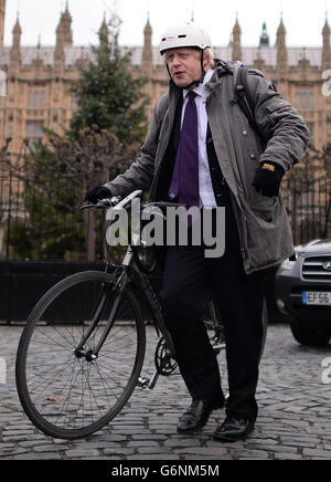 Le maire de Londres Boris Johnson quitte la Chambre des communes à Londres après avoir été l'invité d'honneur lors d'un déjeuner organisé par des journalistes politiques. Banque D'Images