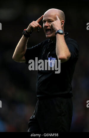 Football - Barclays Premier League - Aston Villa v Manchester United - Villa Park. Lee Mason, arbitre du match Banque D'Images