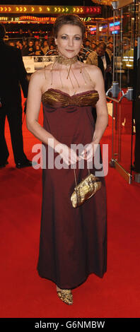 L'actrice Emma Samms arrive pour la première de la Charité européenne royale d'Anthony Minghella's Cold Mountain à l'Odeon Leicester Square dans le centre de Londres. * Cold Mountain est placé pendant la guerre civile américaine et Jude Law étoiles comme l'Union, un soldat confédéré blessé luttant pour faire son chemin à la maison à l'amant Ada, joué par Nicole Kidman. Banque D'Images