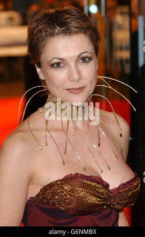 L'actrice Emma Samms arrive pour la première de la Charité européenne royale d'Anthony Minghella's Cold Mountain à l'Odeon Leicester Square dans le centre de Londres. * Cold Mountain est placé pendant la guerre civile américaine et Jude Law étoiles comme l'Union, un soldat confédéré blessé luttant pour faire son chemin à la maison à l'amant Ada, joué par Nicole Kidman. Banque D'Images