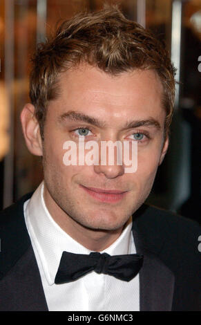 Jude Law arrive pour la première de la Charité royale européenne de la Cold Mountain d'Anthony Minghella à l'Odeon Leicester Square dans le centre de Londres. Cold Mountain est installé pendant la guerre de Sécession américaine et Jude Law stars comme le soldat de la Confederate d'Aman, qui se bat pour rentrer chez lui à l'amant Ada, joué par Nicole Kidman. 09/01/04: Il est apparu, que la loi est donné pour jouer Sir Richard Branson dans un film à succès de plusieurs millions de millions de films sur le magnat des affaires. Banque D'Images