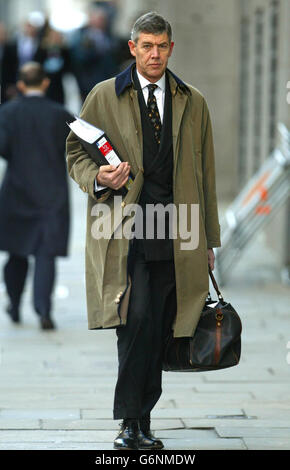 L'avocat de la poursuite, Richard Latham QC, arrive au Old Bailey, à Londres.Le jury du procès pour meurtre de Soham a été envoyé aujourd'hui pour examiner ses verdicts pour une deuxième journée.Ian Huntley, 29 ans, ancien gardien de Soham Village College, nie le meurtre de Holly Wells et de Jessica Chapman le dimanche 4 août de l'année dernière, mais a admis une seule accusation de conspiration pour pervertir le cours de la justice. Banque D'Images