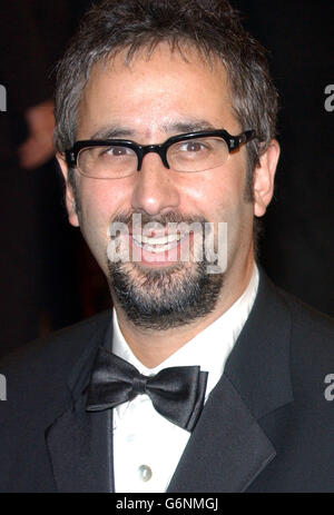 David Baddiell arrive pour la première de la Charité européenne royale d'Anthony Minghella's Cold Mountain à l'Odeon Leicester Square dans le centre de Londres.Cold Mountain est installé pendant la guerre de Sécession américaine et Jude Law stars comme le soldat de la Confederate d'Aman, qui se bat pour rentrer chez lui à l'amant Ada, joué par Nicole Kidman. Banque D'Images