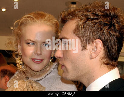 Nicole Kidman et Jude Law arrivent pour la première de la Charité européenne royale d'Anthony Minghella Cold Mountain à l'Odeon Leicester Square, dans le centre de Londres. Cold Mountain est installé pendant la guerre de Sécession américaine et Jude Law stars comme le soldat de la Confederate d'Aman, qui se bat pour rentrer chez lui à l'amant Ada, joué par Nicole Kidman. Banque D'Images