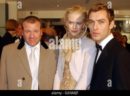 De gauche à droite ; Ray Winstone, Nicole Kidman et Jude Law arrivent pour la création de la Charité royale européenne de Cold Mountain d'Anthony Minghella sur la place Odeon Leicester dans le centre de Londres. Cold Mountain est installé pendant la guerre de Sécession américaine et Jude Law stars comme le soldat de la Confederate d'Aman, qui se bat pour rentrer chez lui à l'amant Ada, joué par Nicole Kidman. Banque D'Images