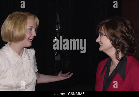 Cherie Booth QC rencontre Joanne Moseley, qui est actuellement en vedette dans de MICE and Men, sur scène à l'intérieur du Savoy Theatre dans le centre de Londres.Joanne a été nommée meilleure nouvelle par What's On Stage en raison de sa performance dans la pièce.La production, une version du classique John Steinbeck conte, a aussi entre autres l'étoile de Matthew Kelly et de George Costigan et se déroule jusqu'en décembre 6. Banque D'Images